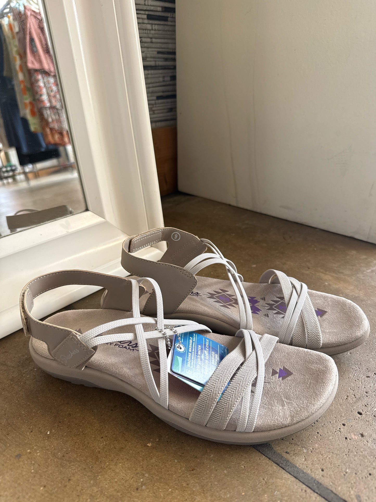 Skechers Shoe Size 9 Taupe Sandals