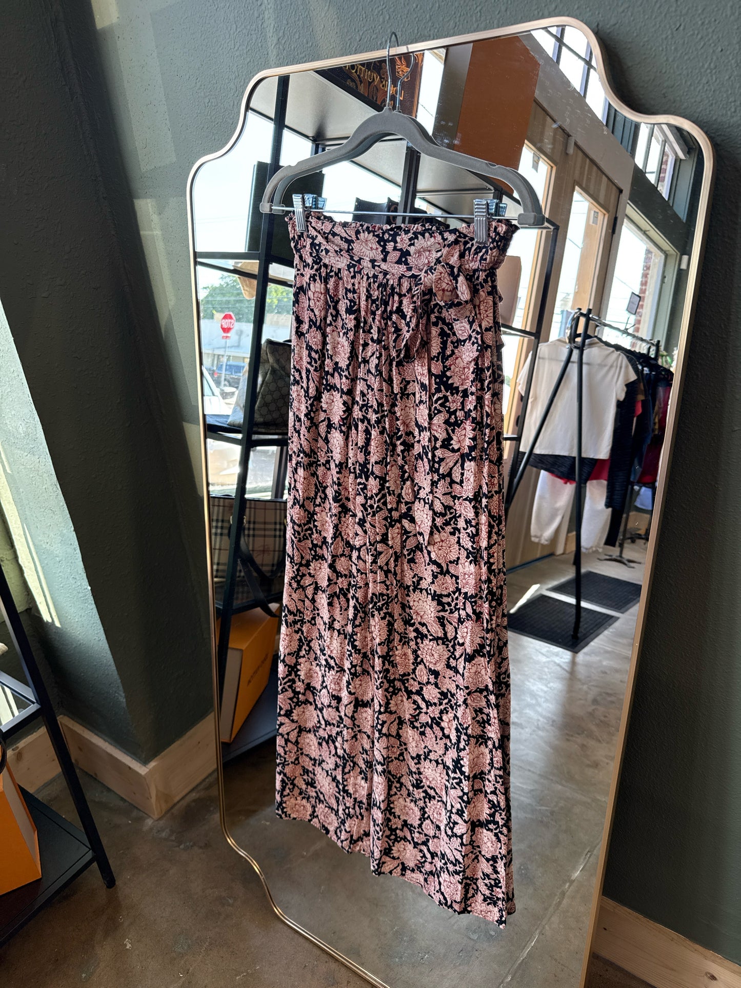 Dress Forum Size S Black/Red Pants