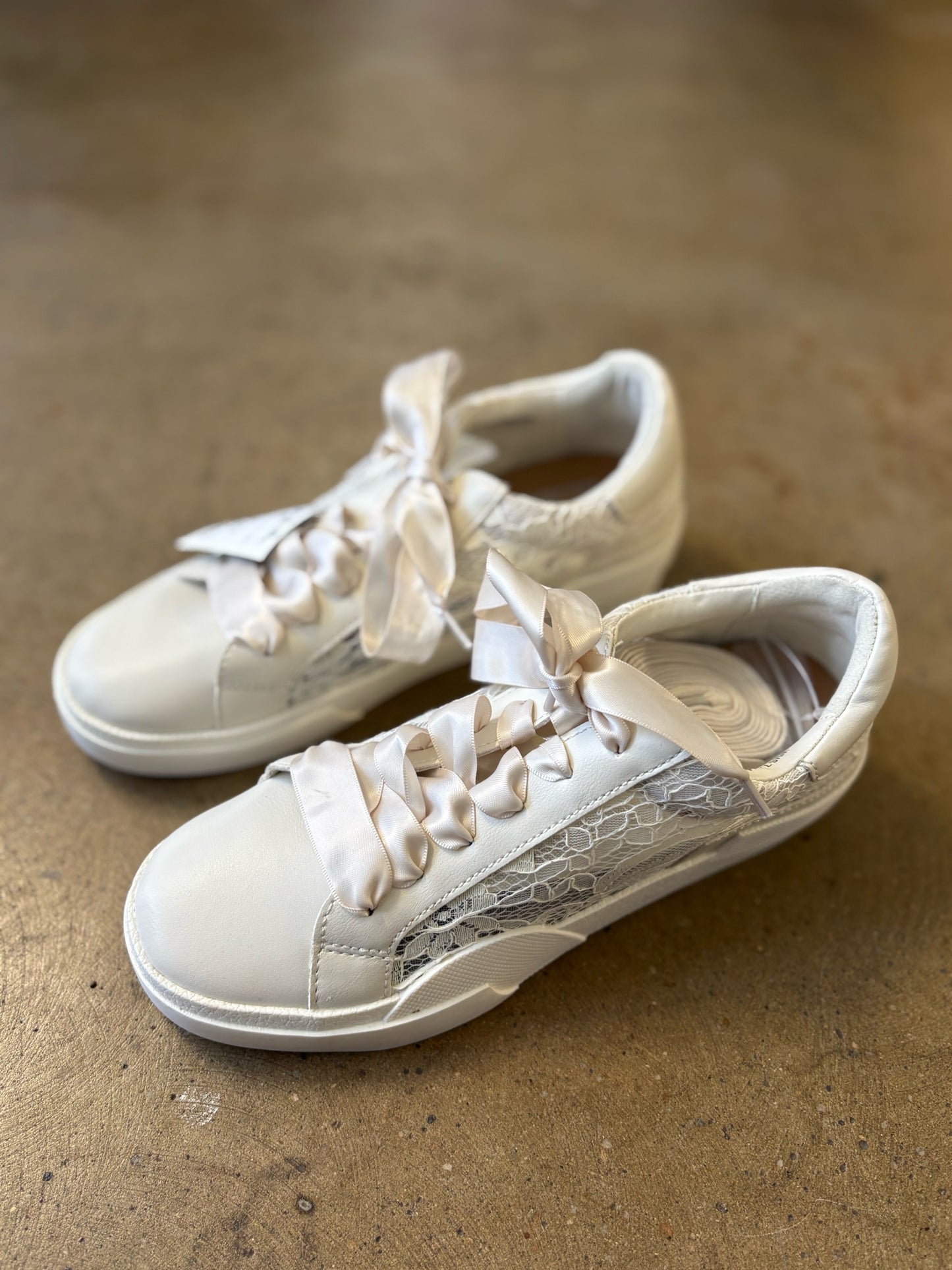 Dolce Vita Shoe Size 7.5 Cream Lace Sneakers
