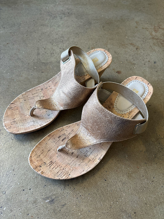White Mountain Shoe Size 9 Tan/Gold Sandals