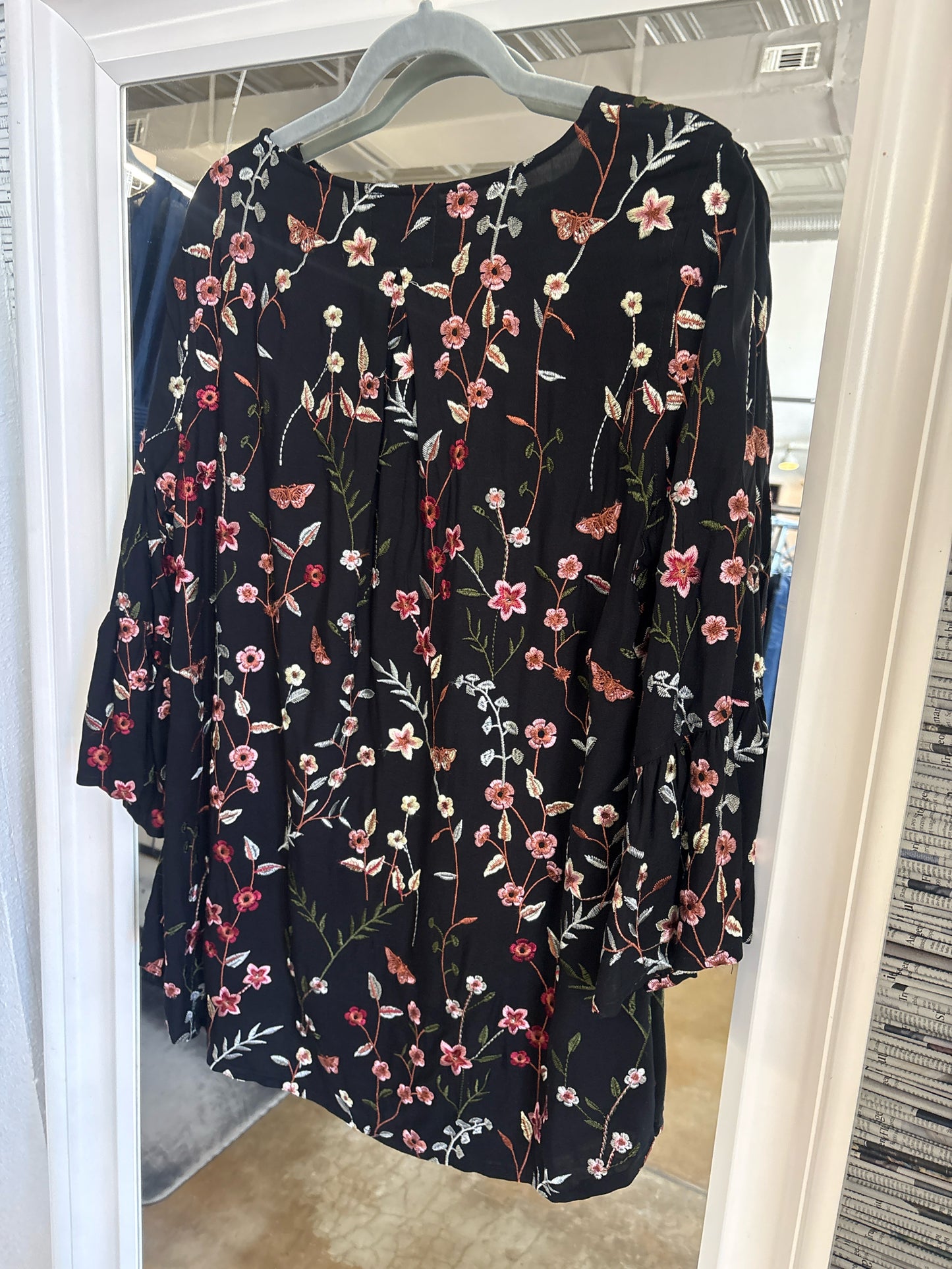 John Mark Size S Black Floral Top