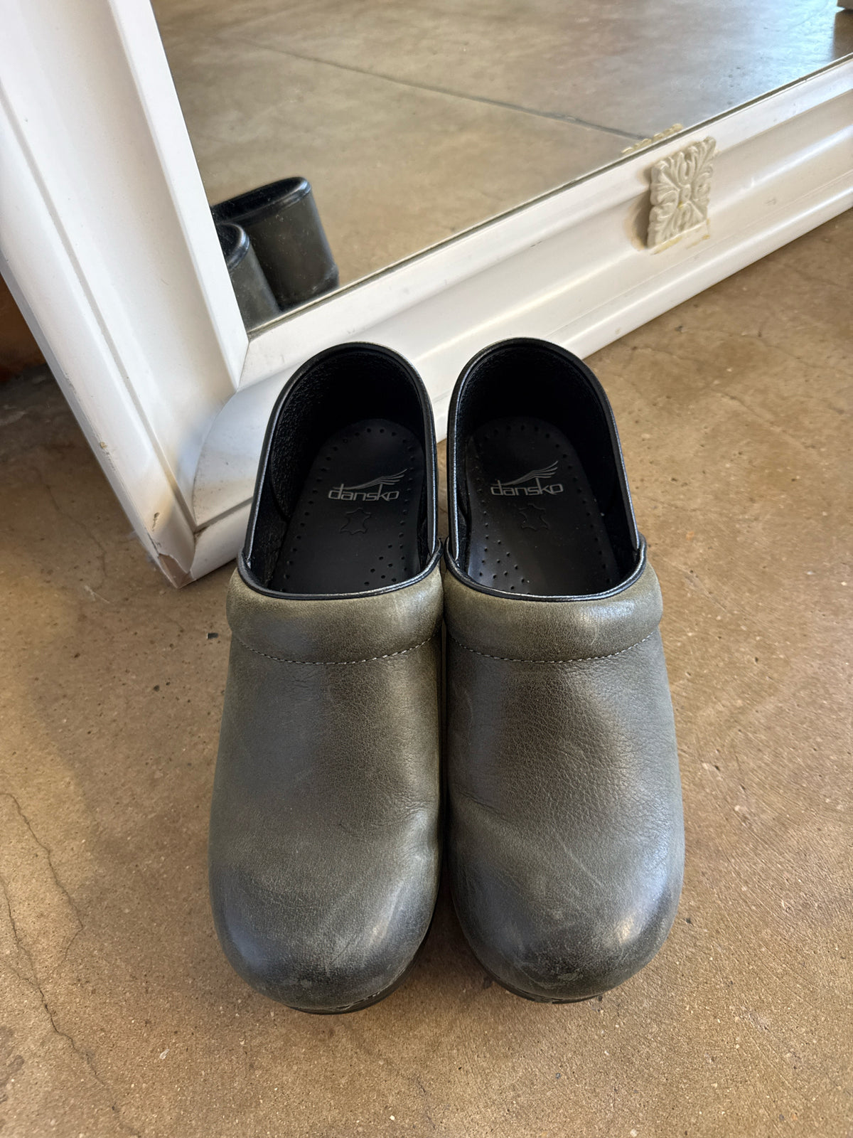 Dansko Shoe Size 39 Green Clogs