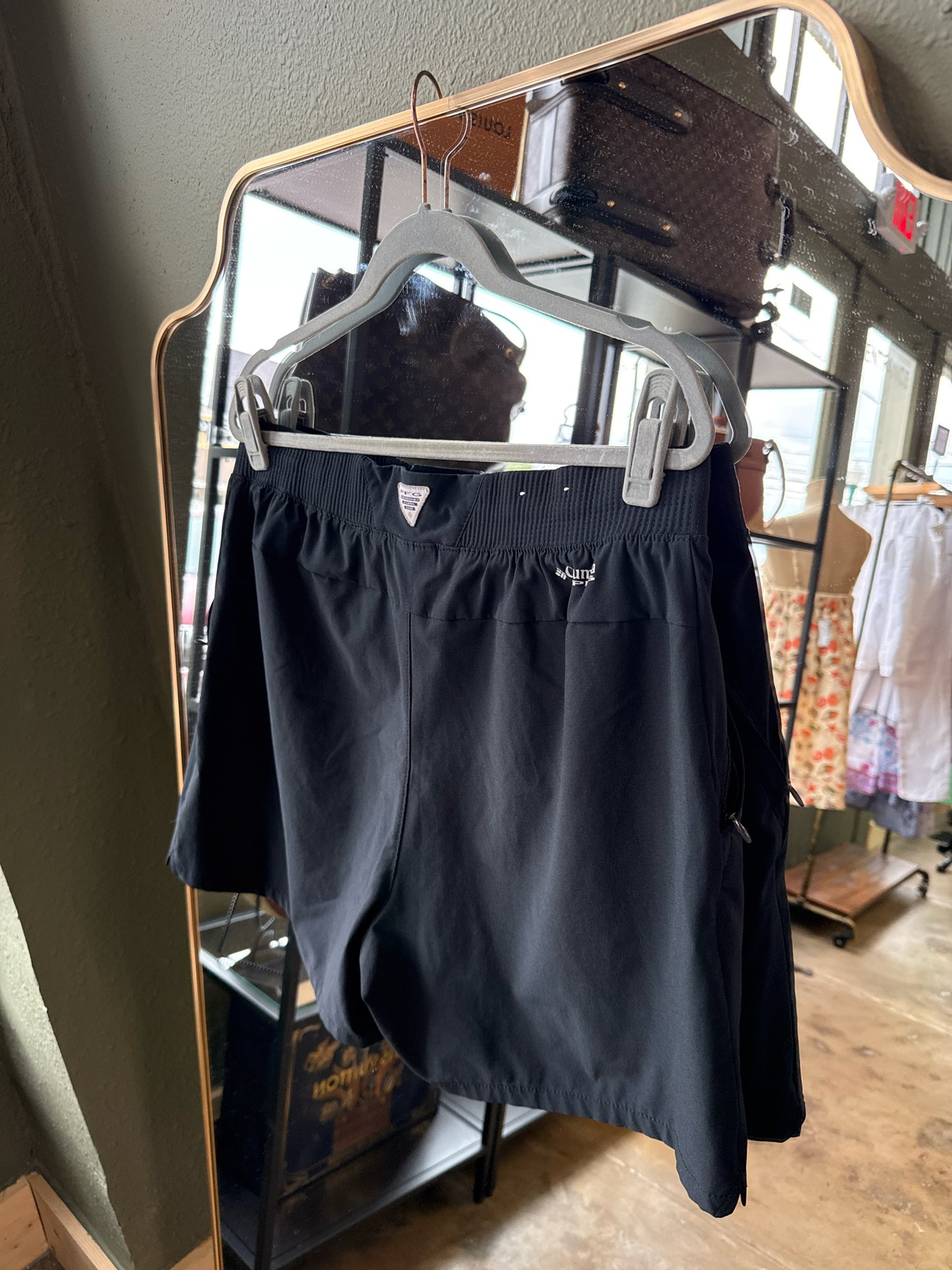 Columbia Size L Black Shorts