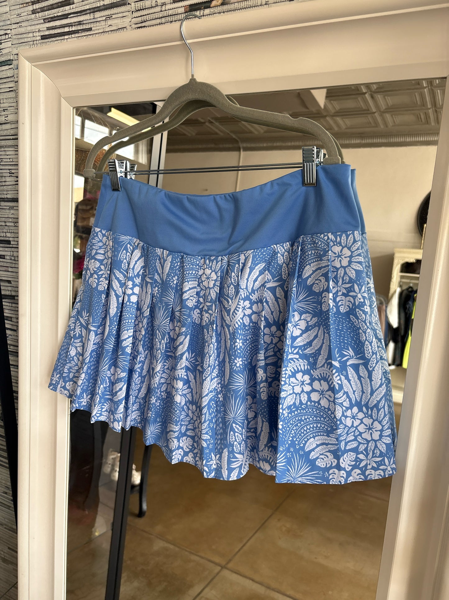 Tommy Bahama Size L Blue/White Tropical Floral Skort