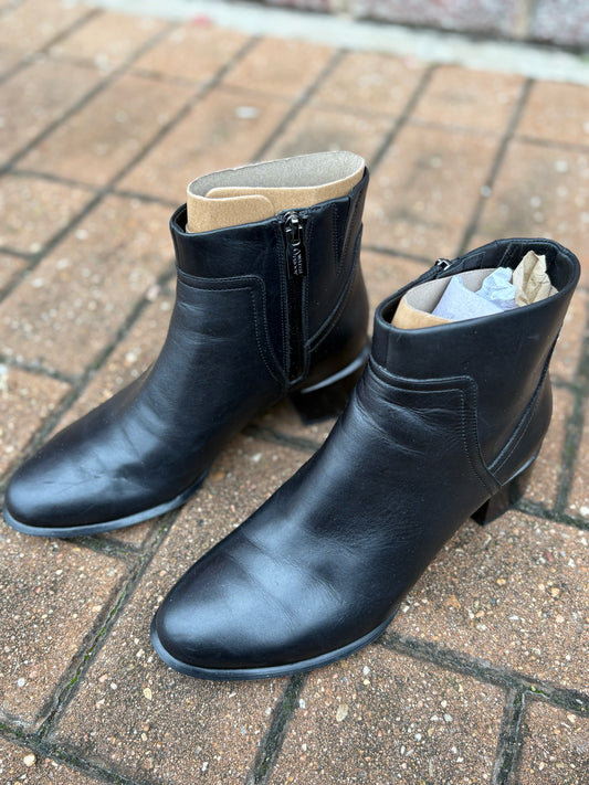 Vionic Shoe Size 7 Black Boots