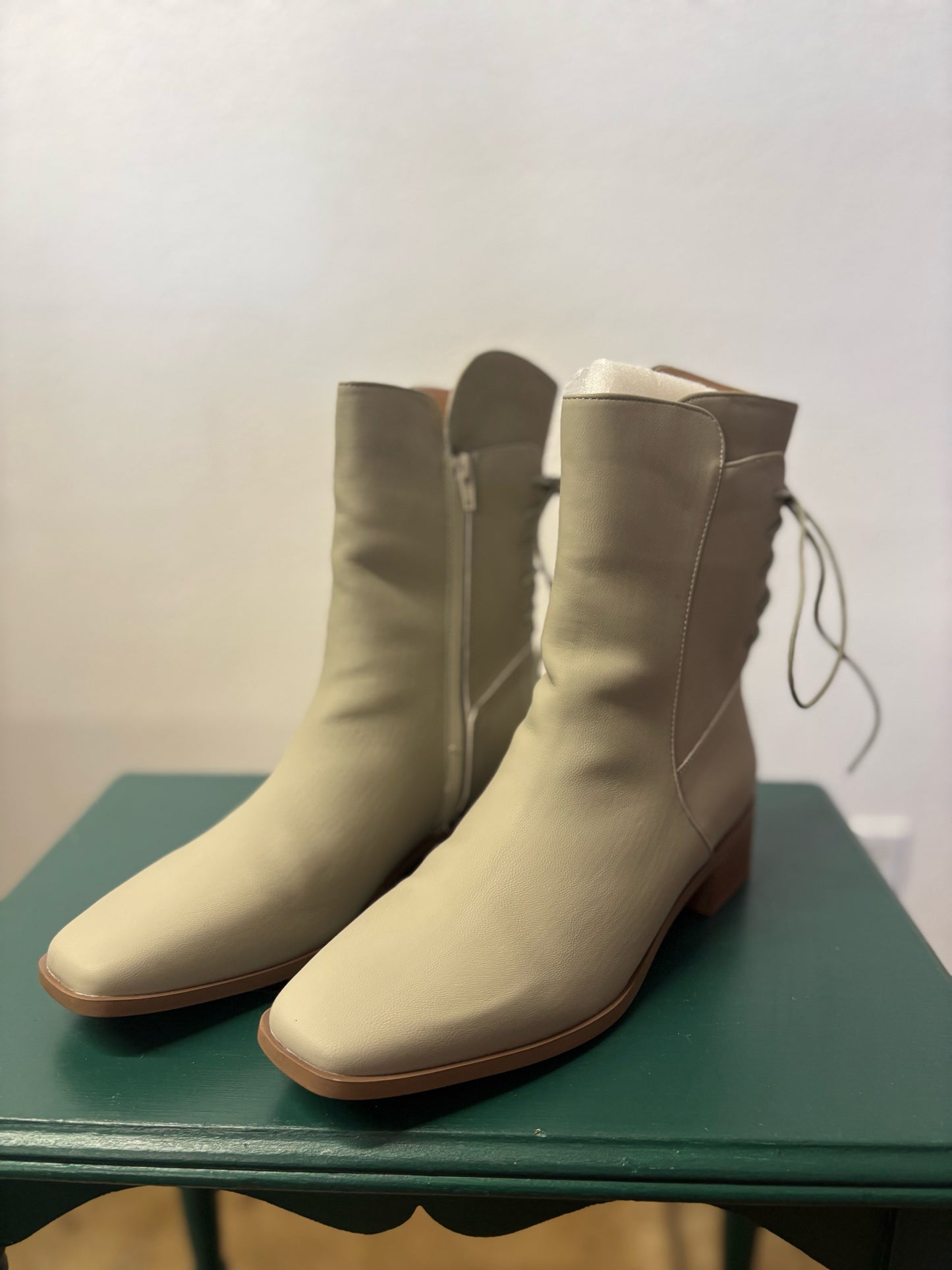 JOURNEE COLLECTION Shoe Size 9.5 Boots