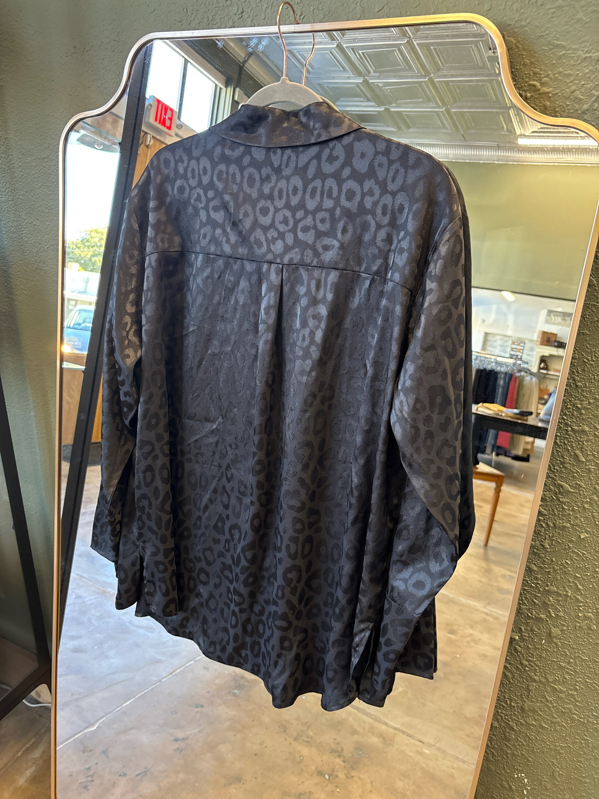 Pink Lily Size L Black Top