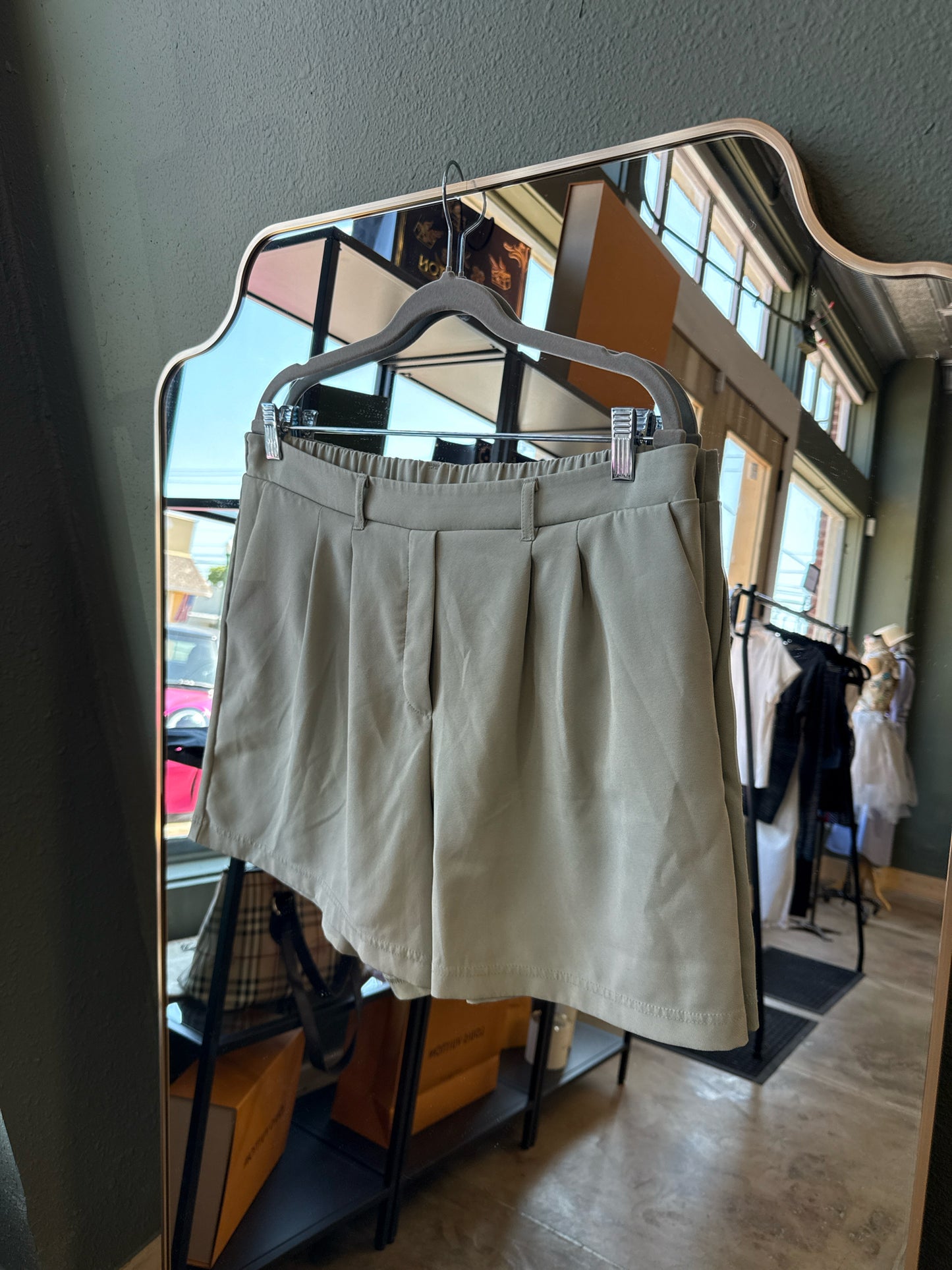 32 Degrees Size L Green Shorts