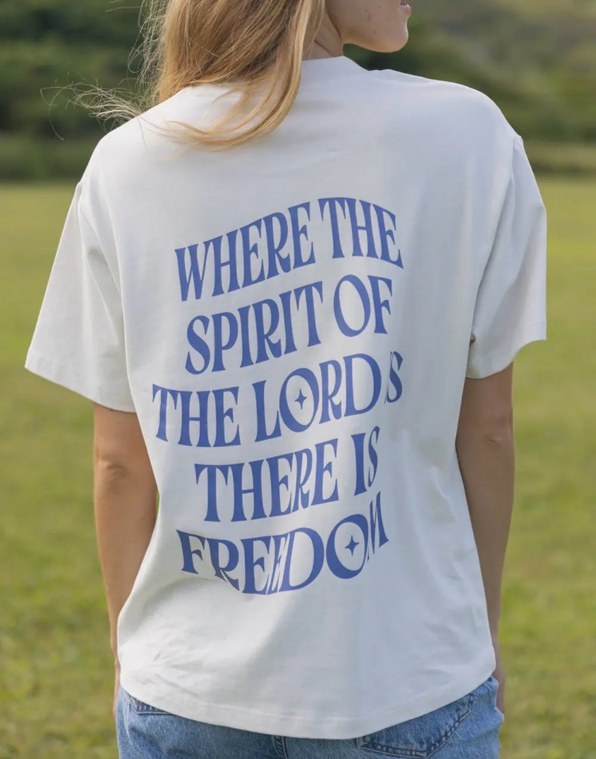 Elevated Faith Size L Cream Tee