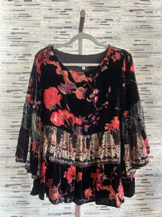 John Mark Size S Black/Red Floral Top