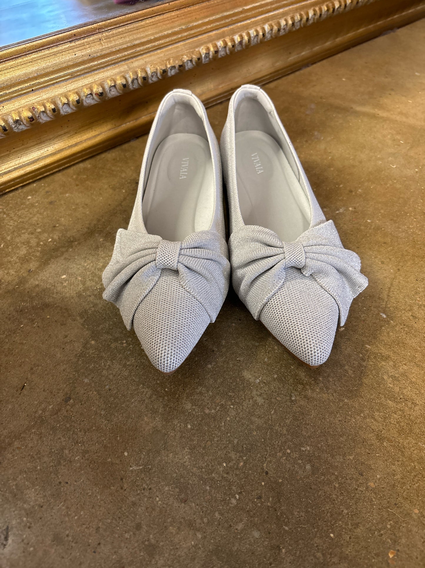 Vivaia Shoe Size 9 Cream bow Flats