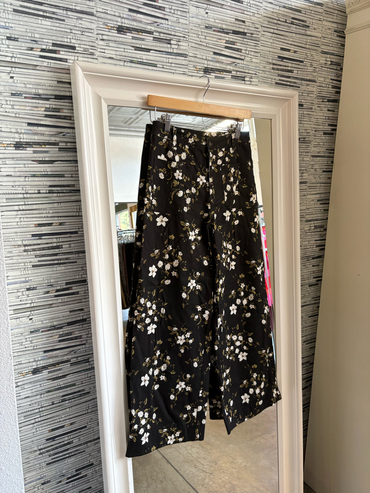 entro Size S black/floral Pants