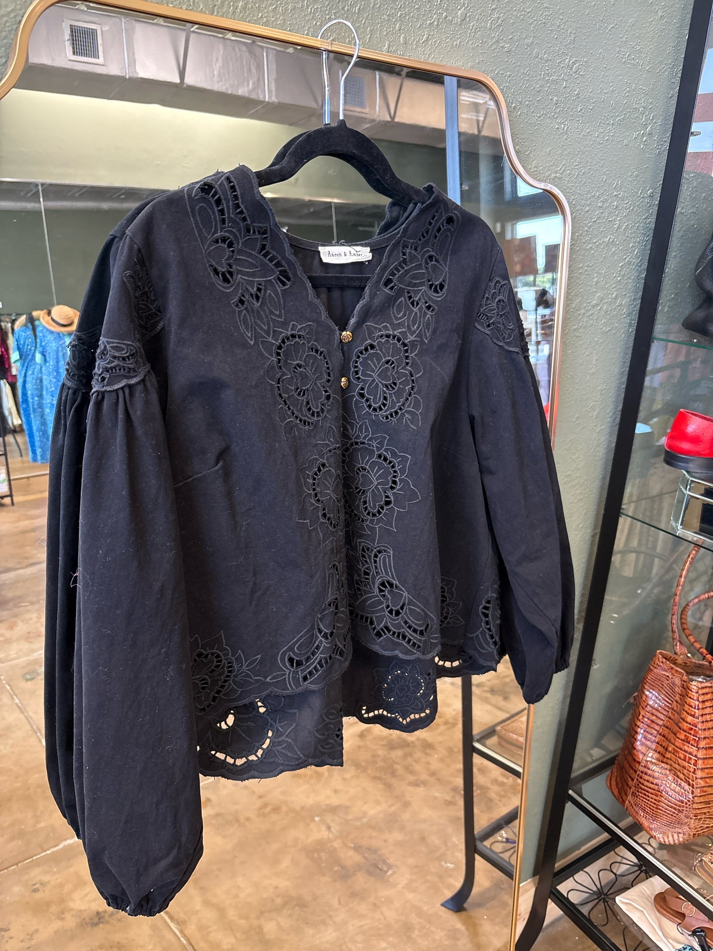 Aaron & Amber Size L Black Top