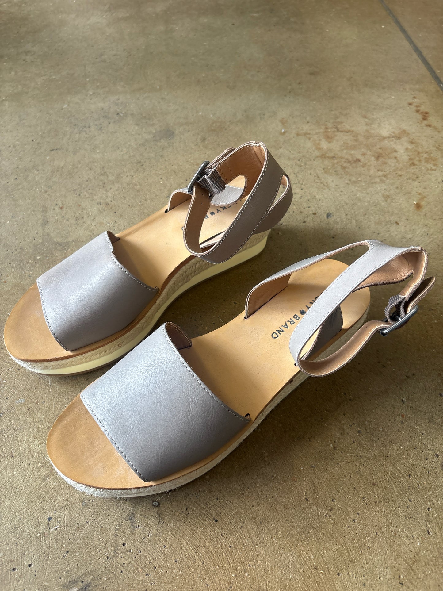Lucky Shoe Size 10 Tan/Gray Sandals