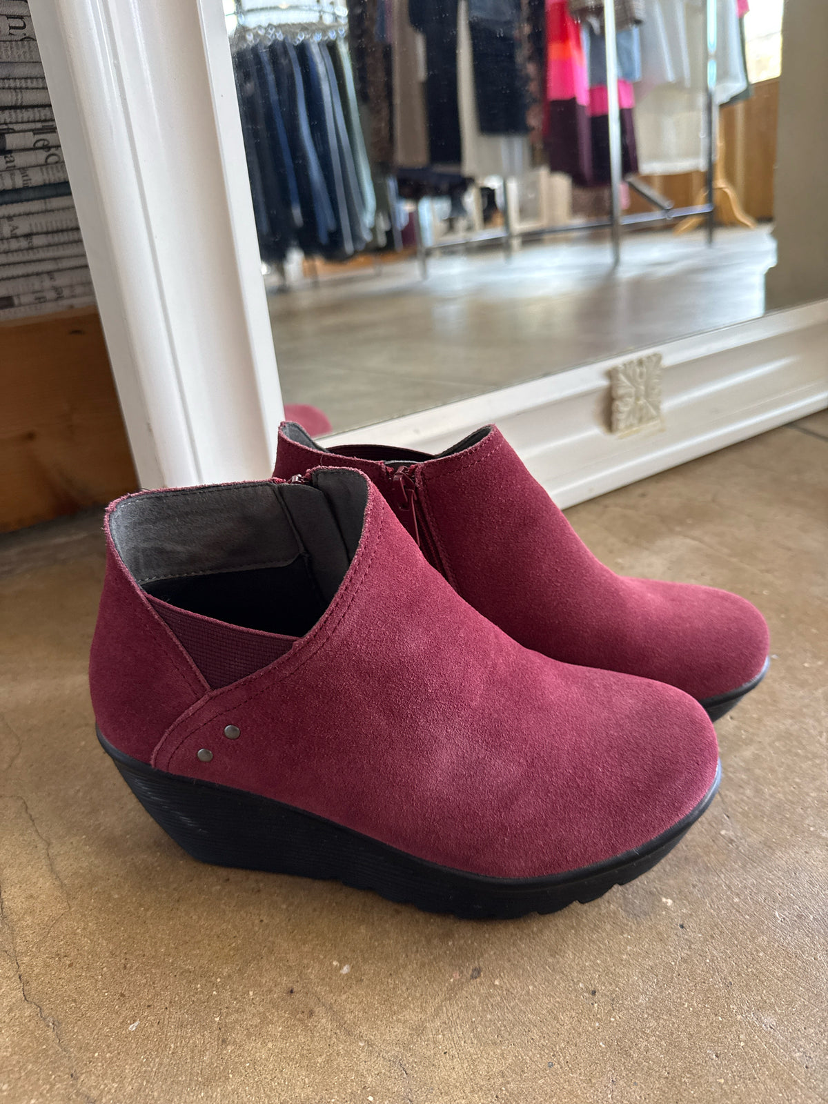 Skechers Shoe Size 7 Maroon Clogs