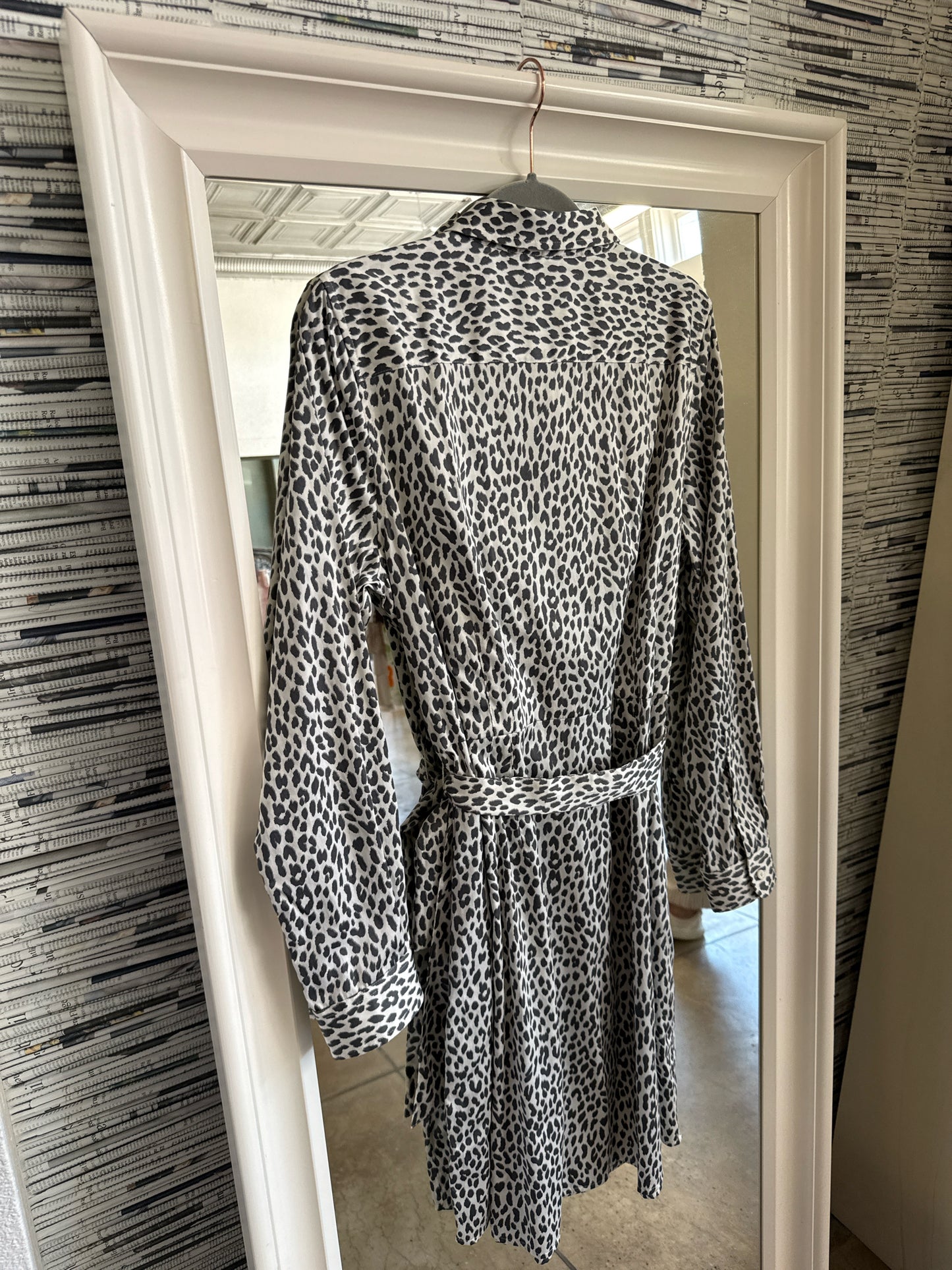 UNTUCKit Size 12 Gray/White Dress