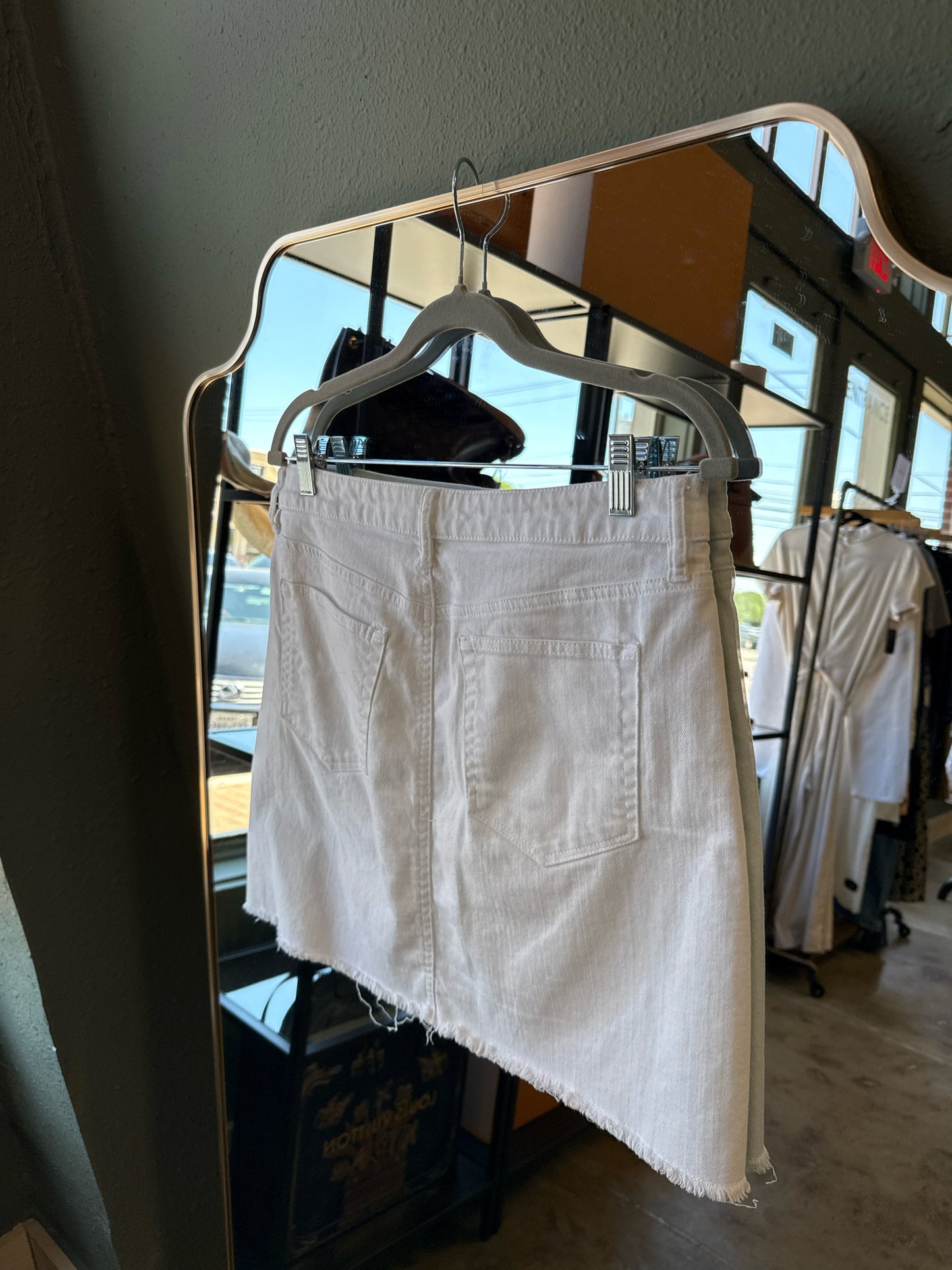 LOFT Size 6 White Skirt