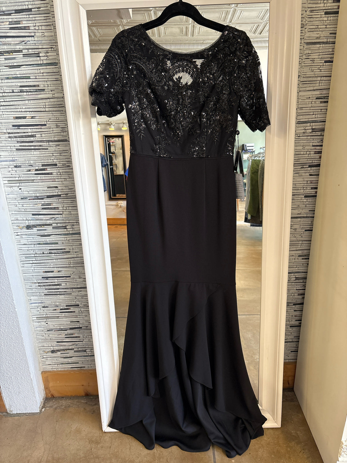 Adrianna Papell Size 4 Black Formal