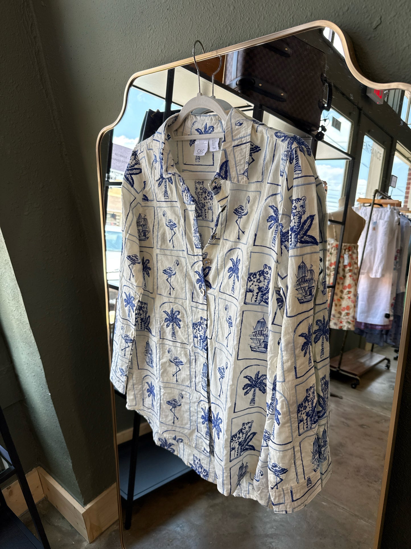 C&C California Size M Cream/Blue Top