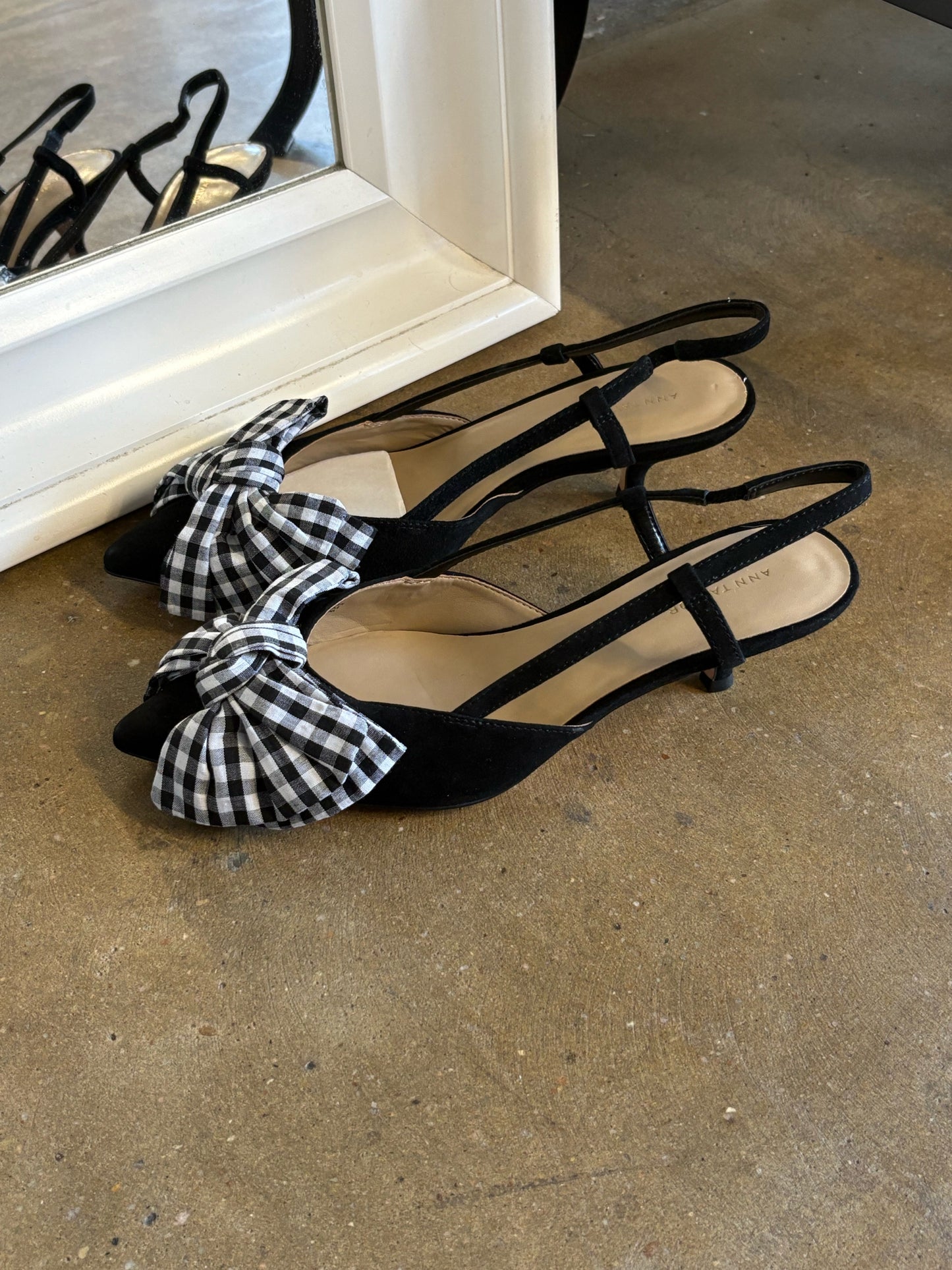 ANN TAYLOR Shoe Size 7 B&W bow Heels