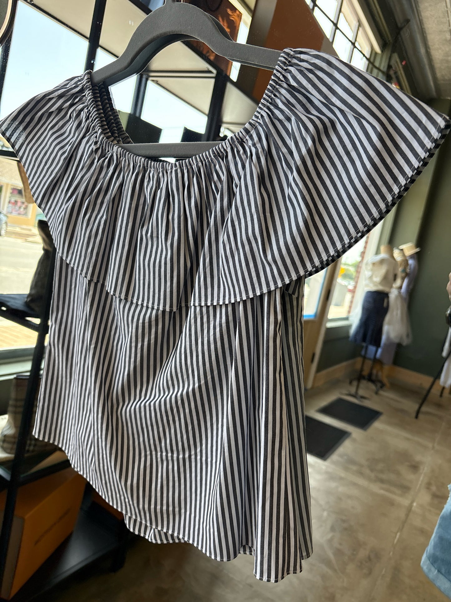 White House Black Market Size XXS Black & White Top