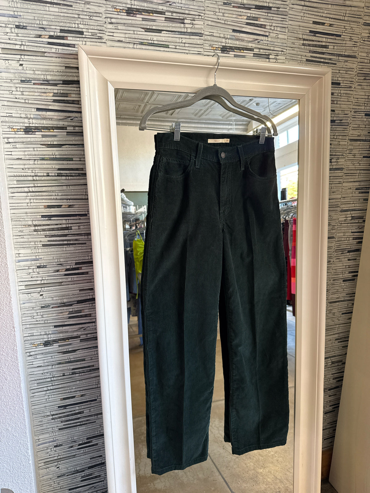 Levi Size 25 Green Pants