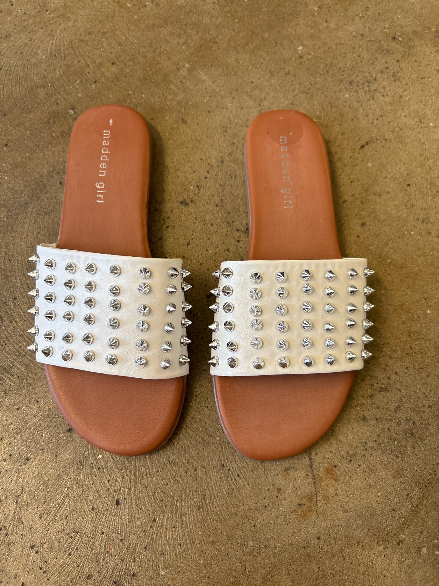 MADDEN GIRL Shoe Size 6 White Sandals