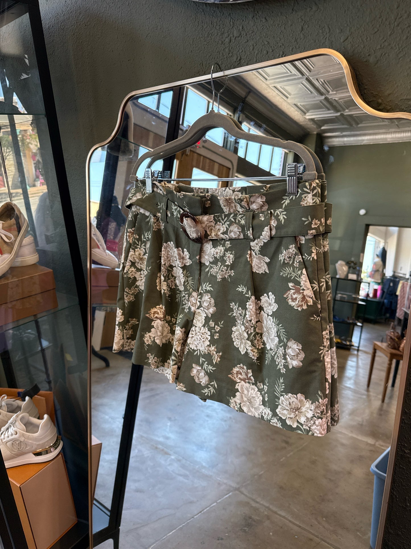 LOFT Size 6 Green Shorts