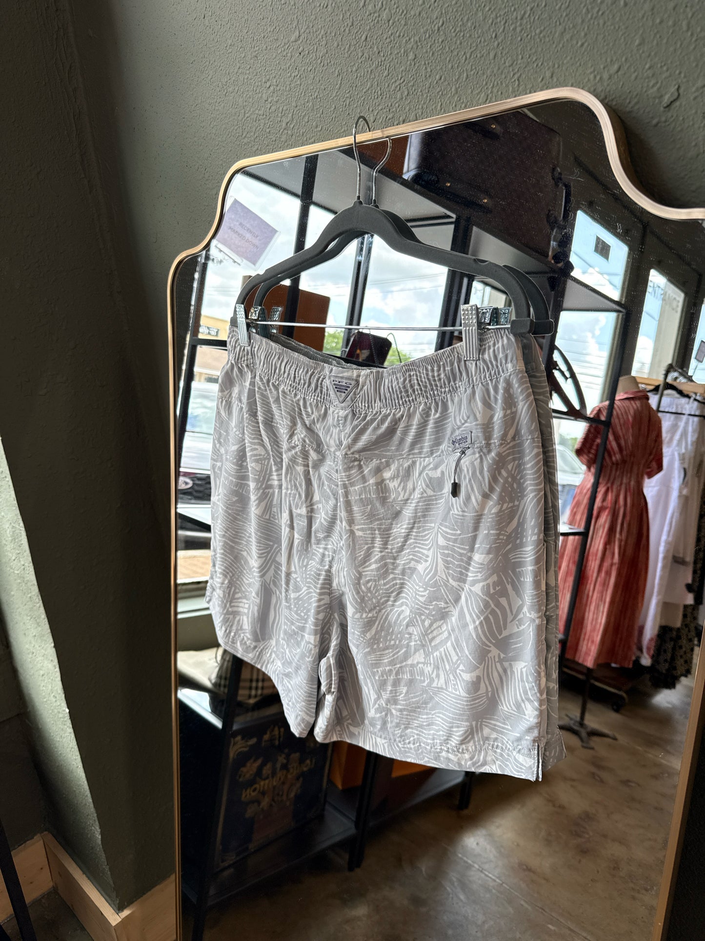 Columbia Size L Gray/White Shorts