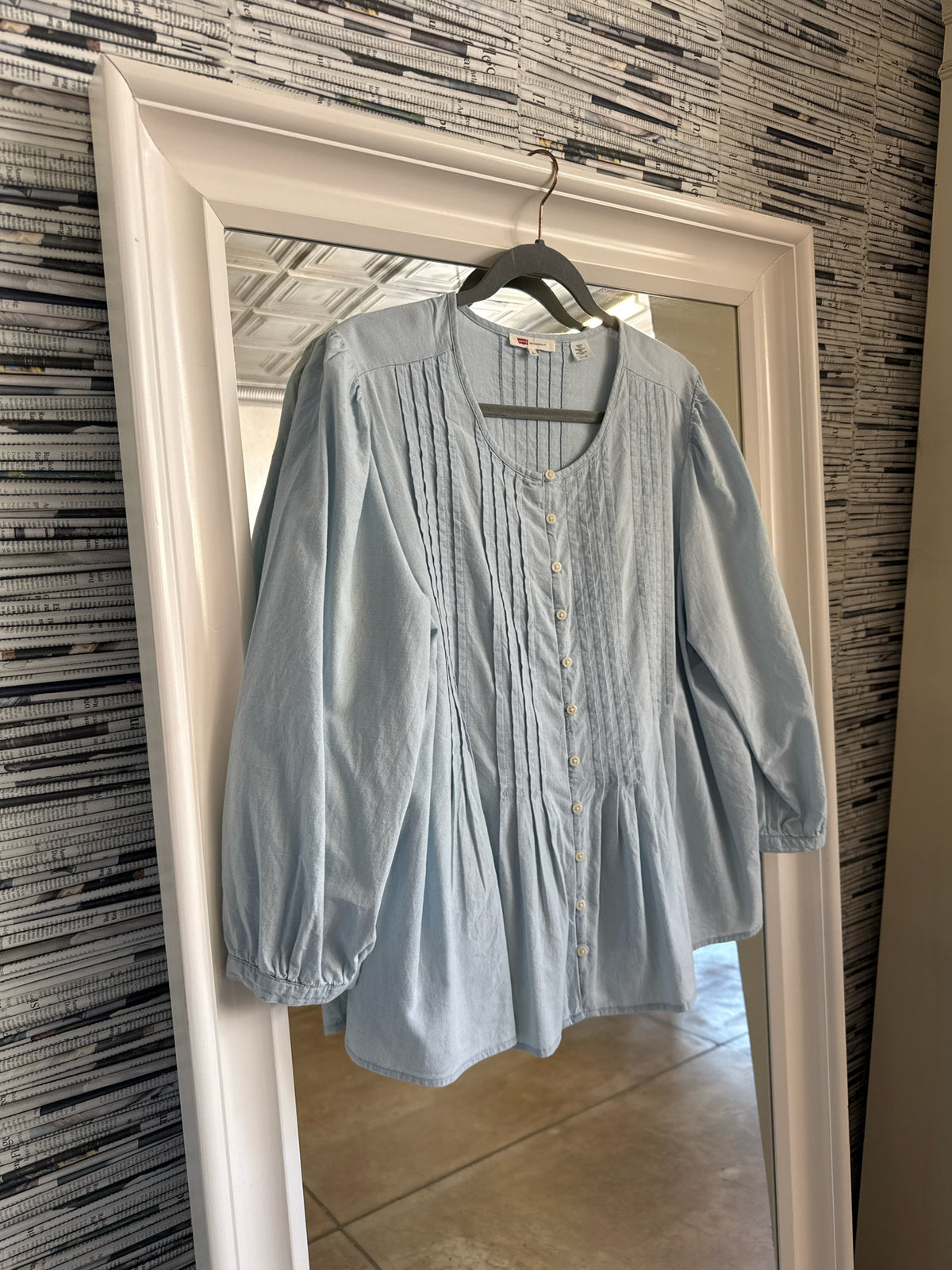 Levis Size L Light Blue Top