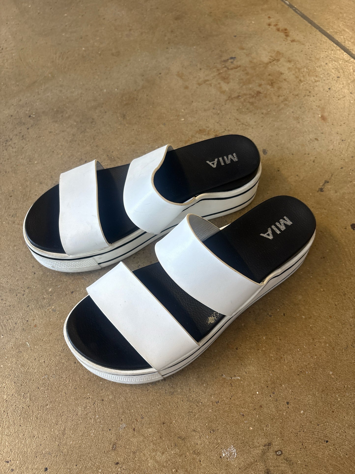 mia Shoe Size 9 White + Black Sandals