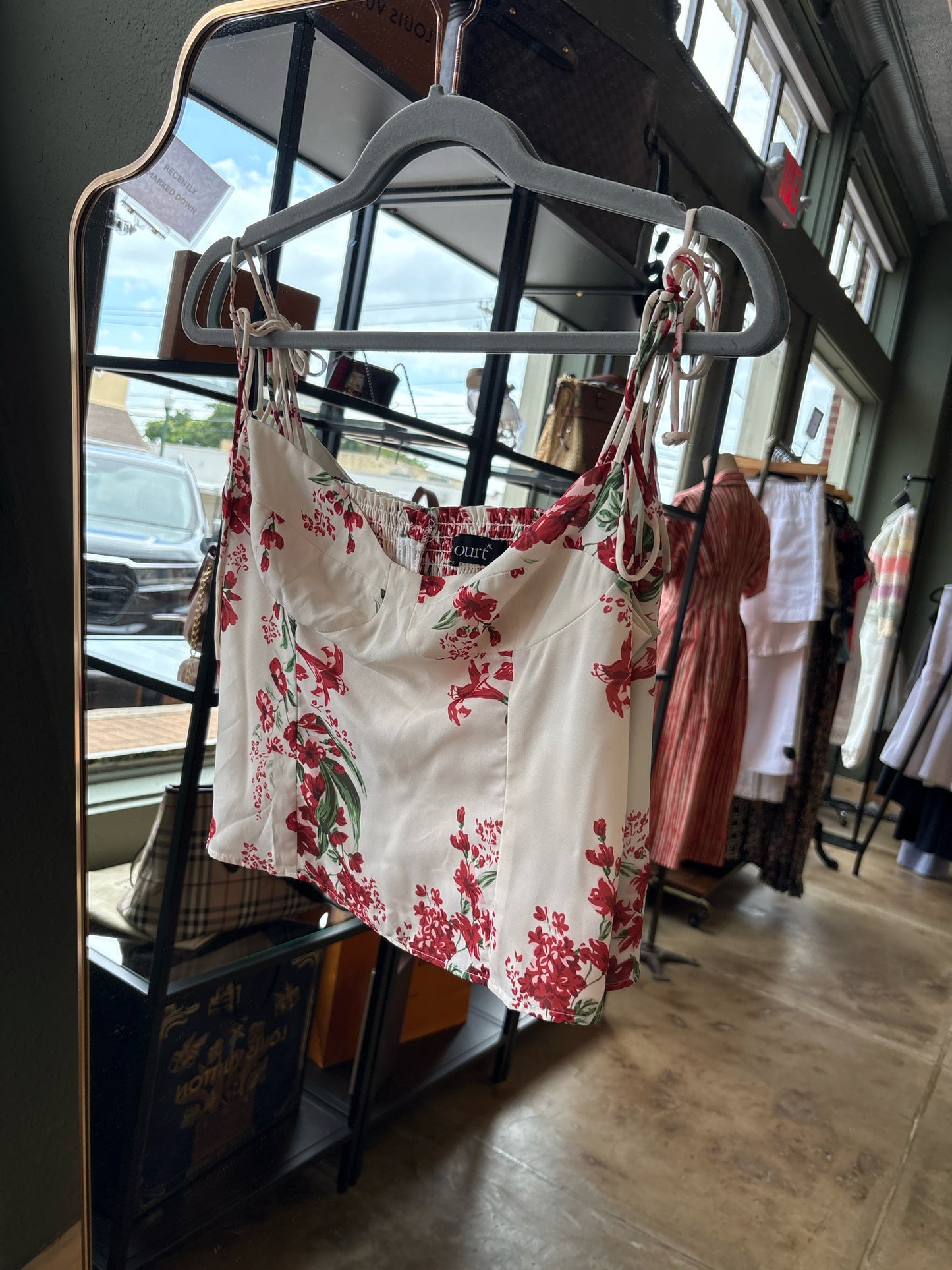 Kourt Size XL cream + red Top