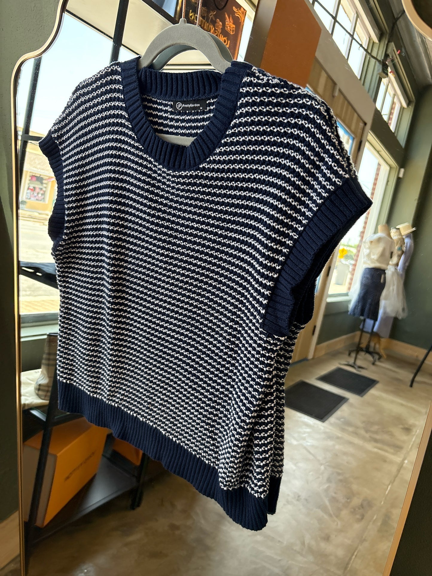 Pretty Garden Size M blue and white Sweater