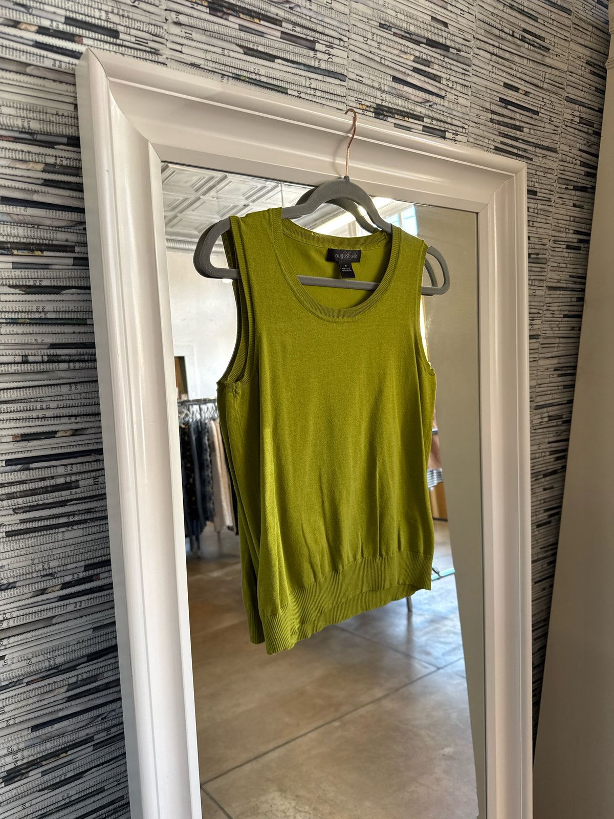 August Silk Size M Green Top