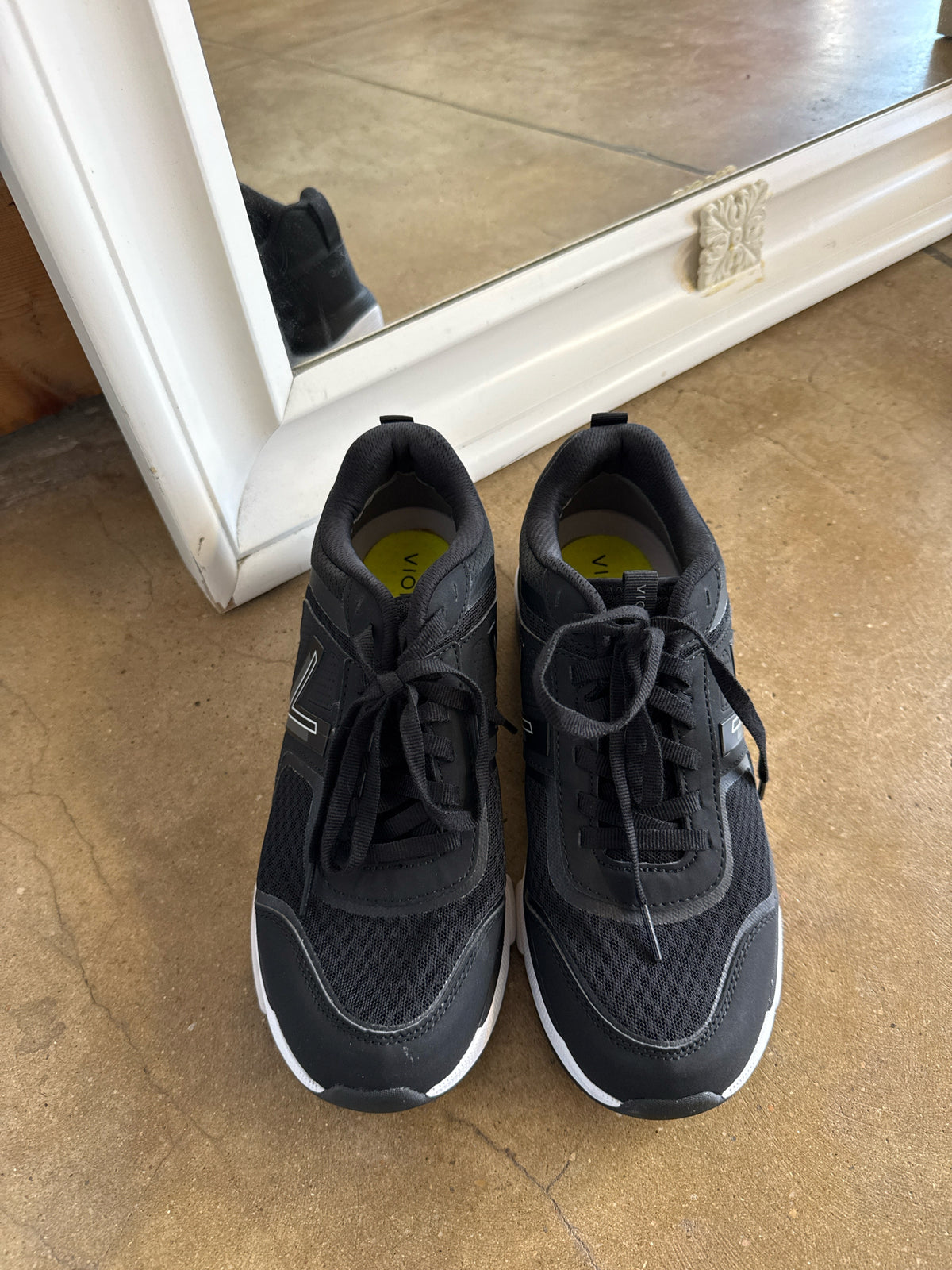 Vionic Shoe Size 9.5 Black Sneakers