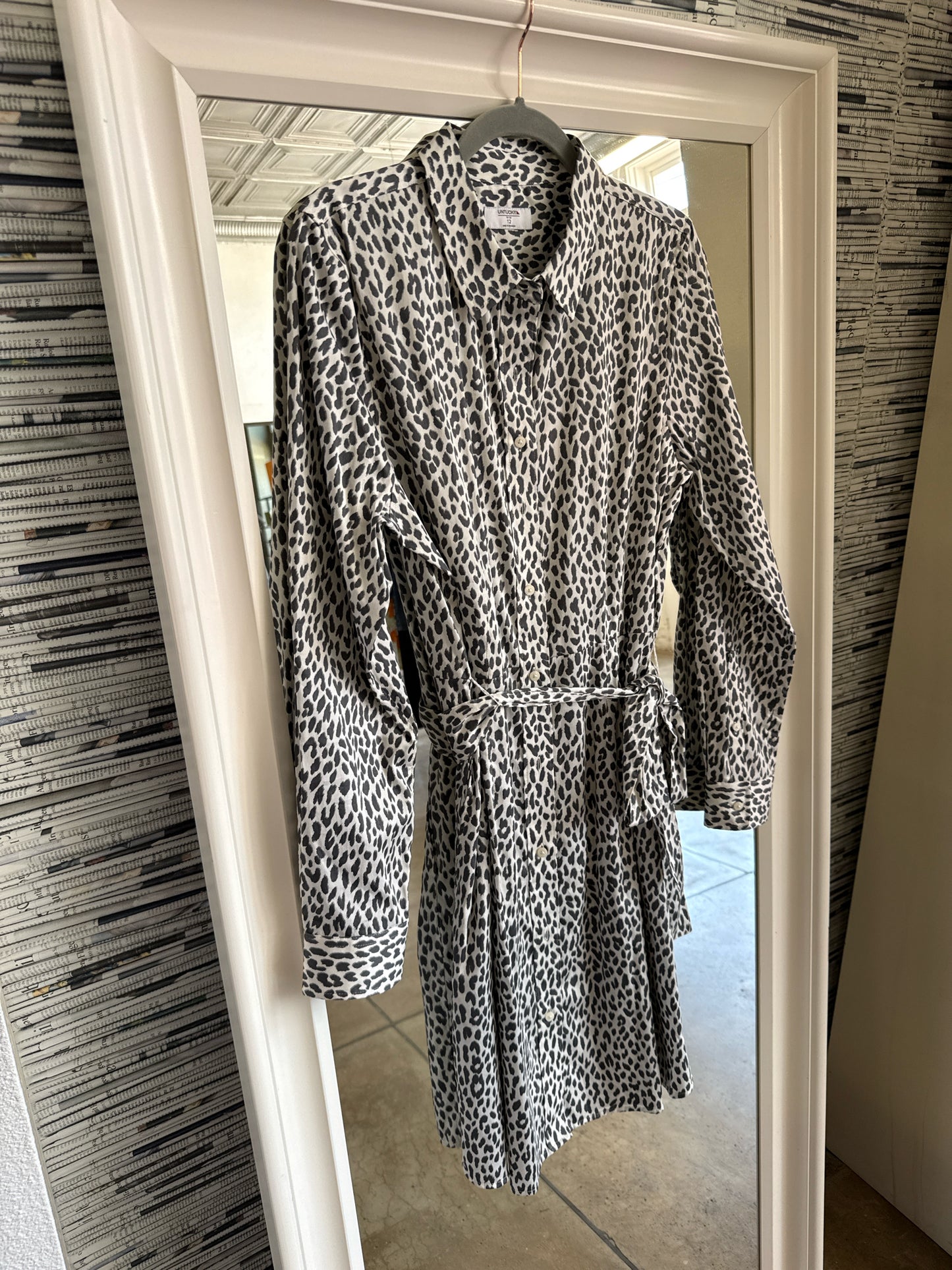 UNTUCKit Size 12 Gray/White Dress