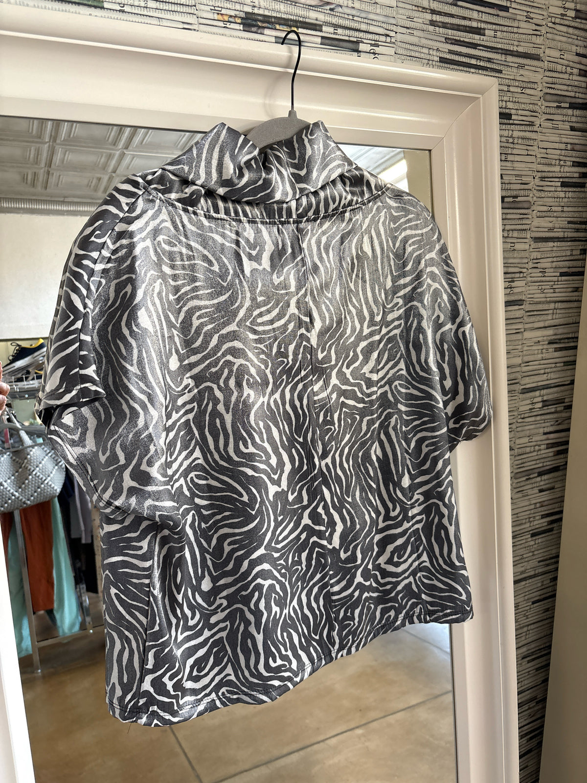 Isle Size M silver/white Top