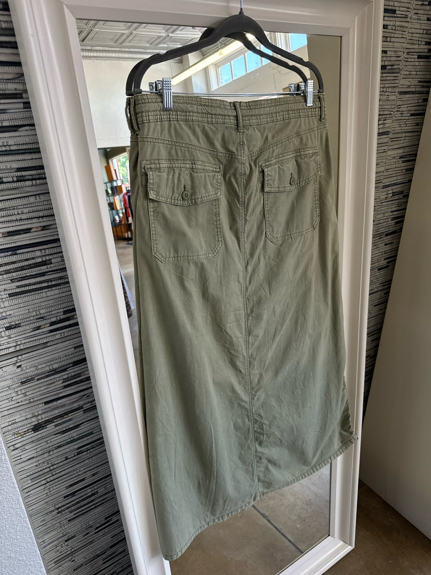 American Eagle Size 12 Green Skirt