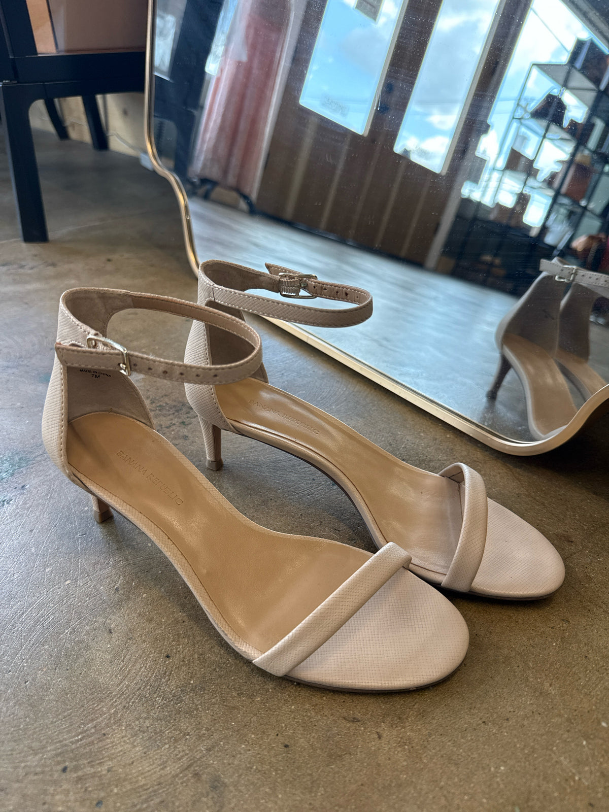 Banana Republic Shoe Size 7 Tan Heels
