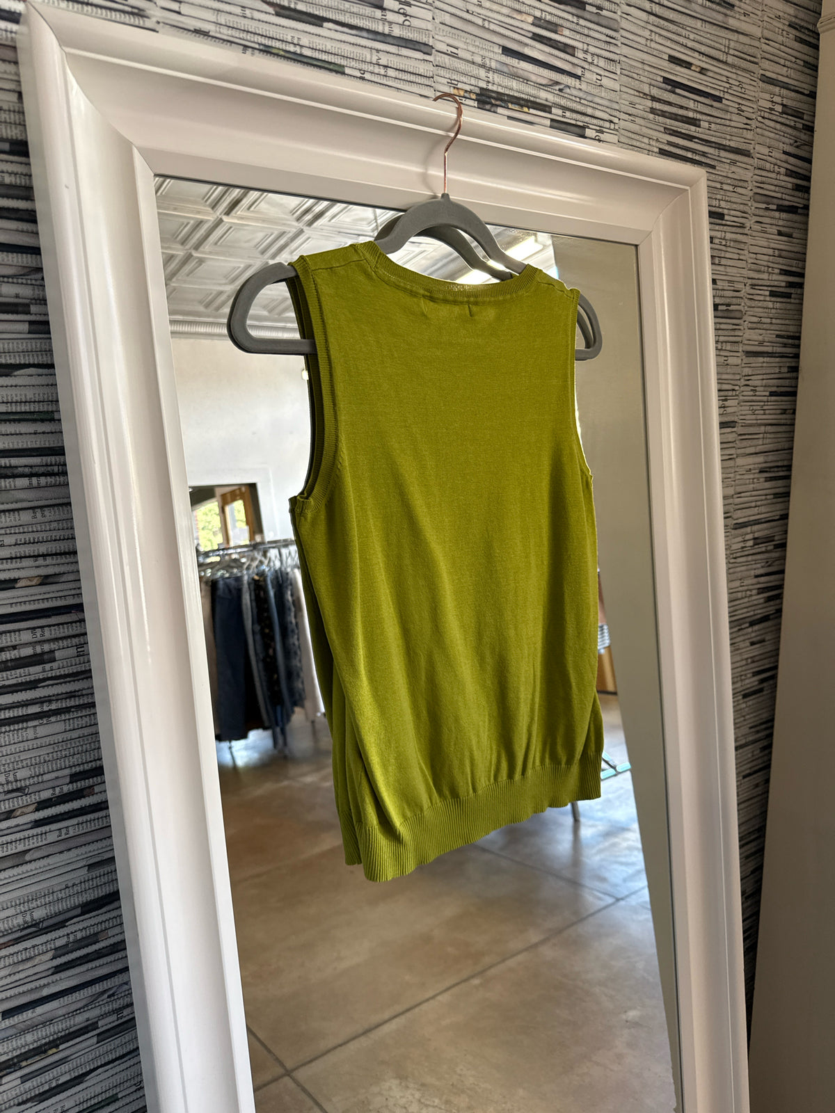 August Silk Size M Green Top