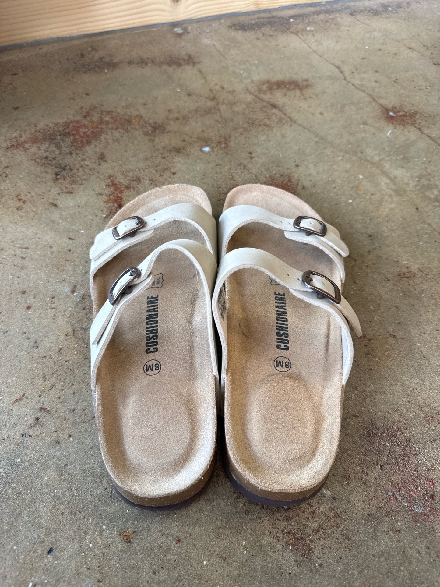 Cushionaire Shoe Size 8 Cream Sandals