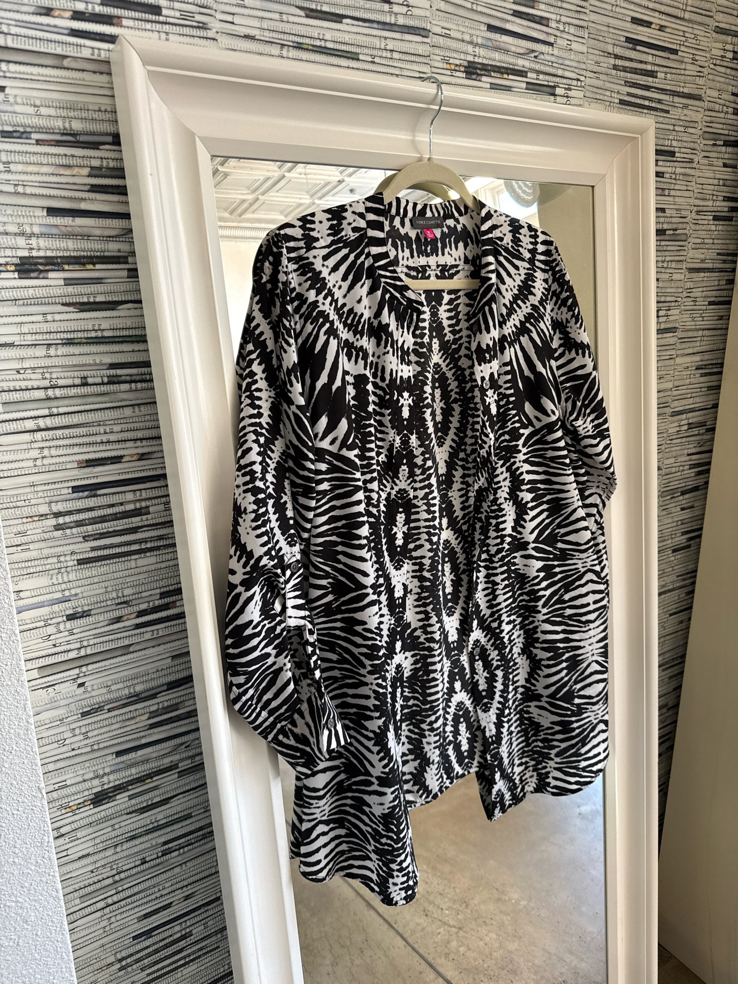 Vince Camuto Size M Black/White Top