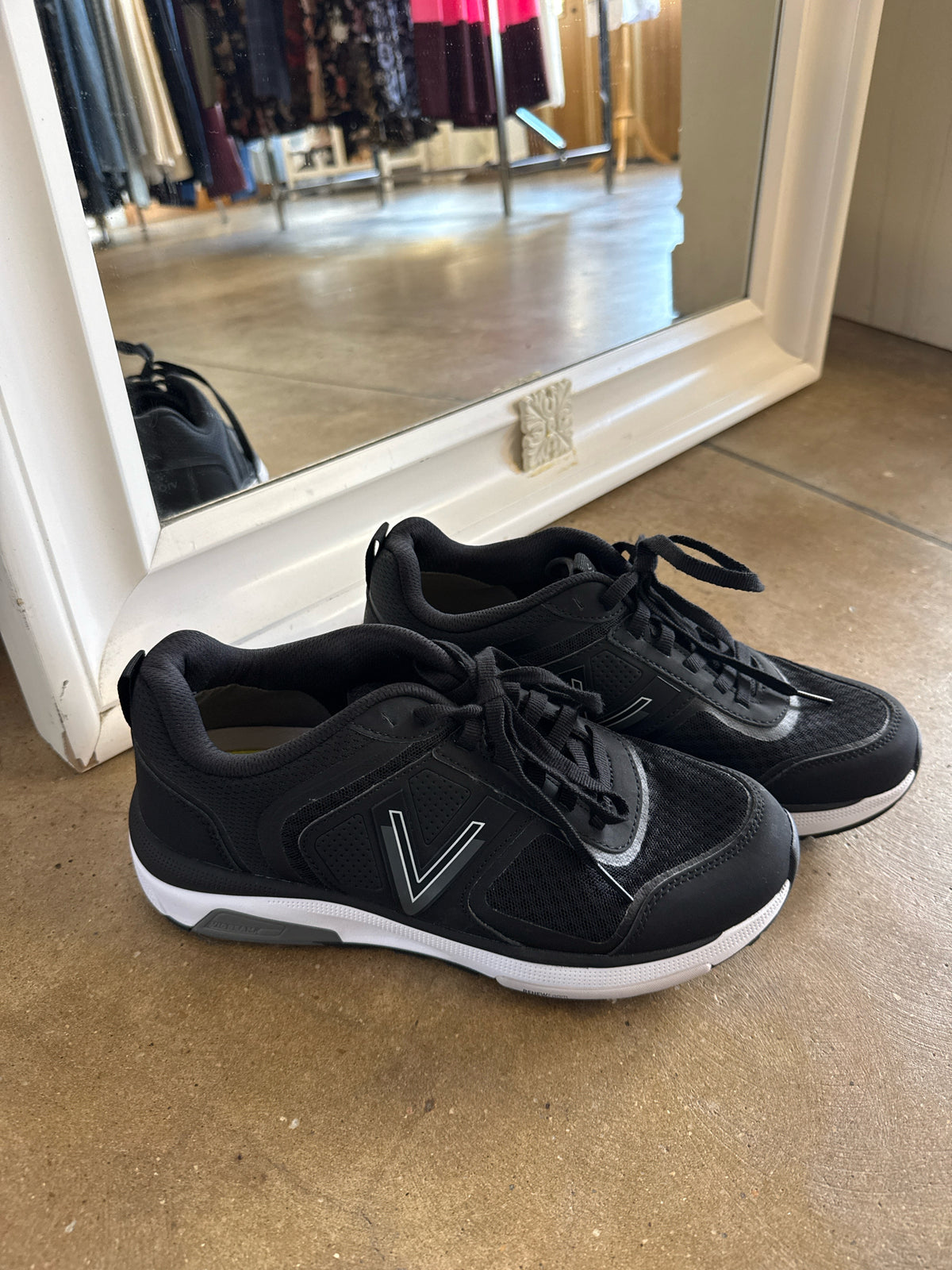 Vionic Shoe Size 9.5 Black Sneakers