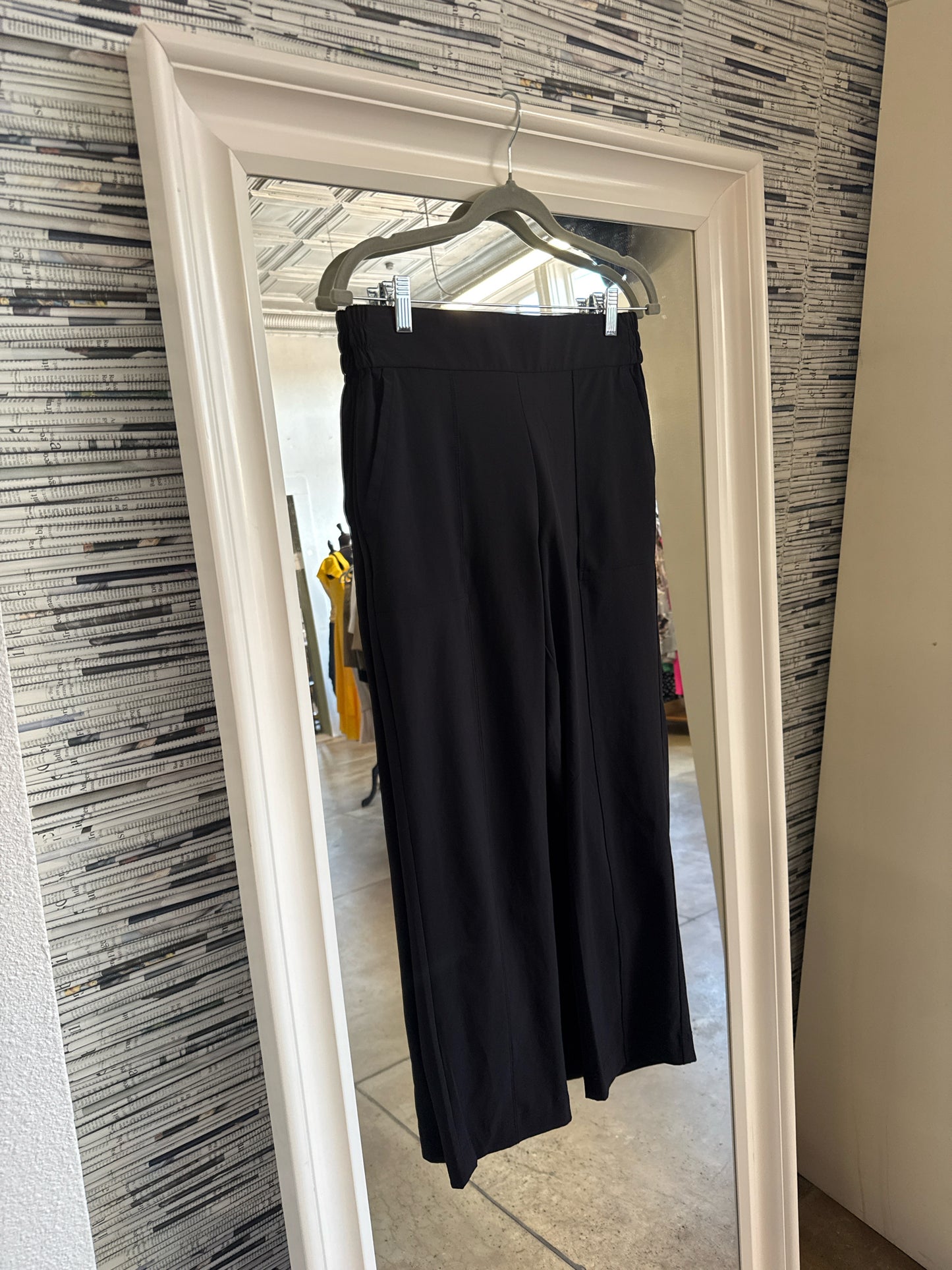Lou & Grey Size M Black Pants
