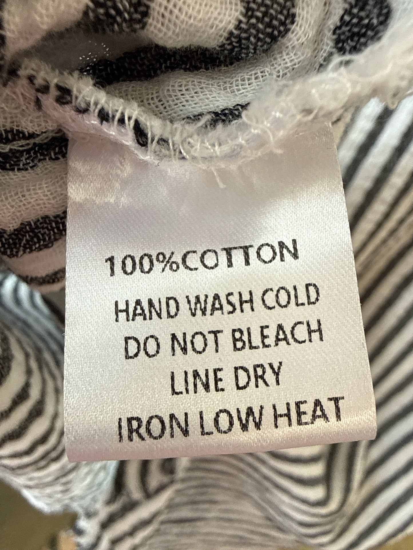 ee:some Size M Black/White Top