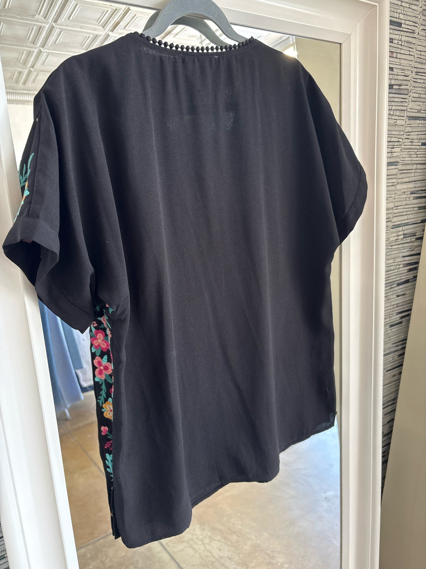 Andree Size L Black Top