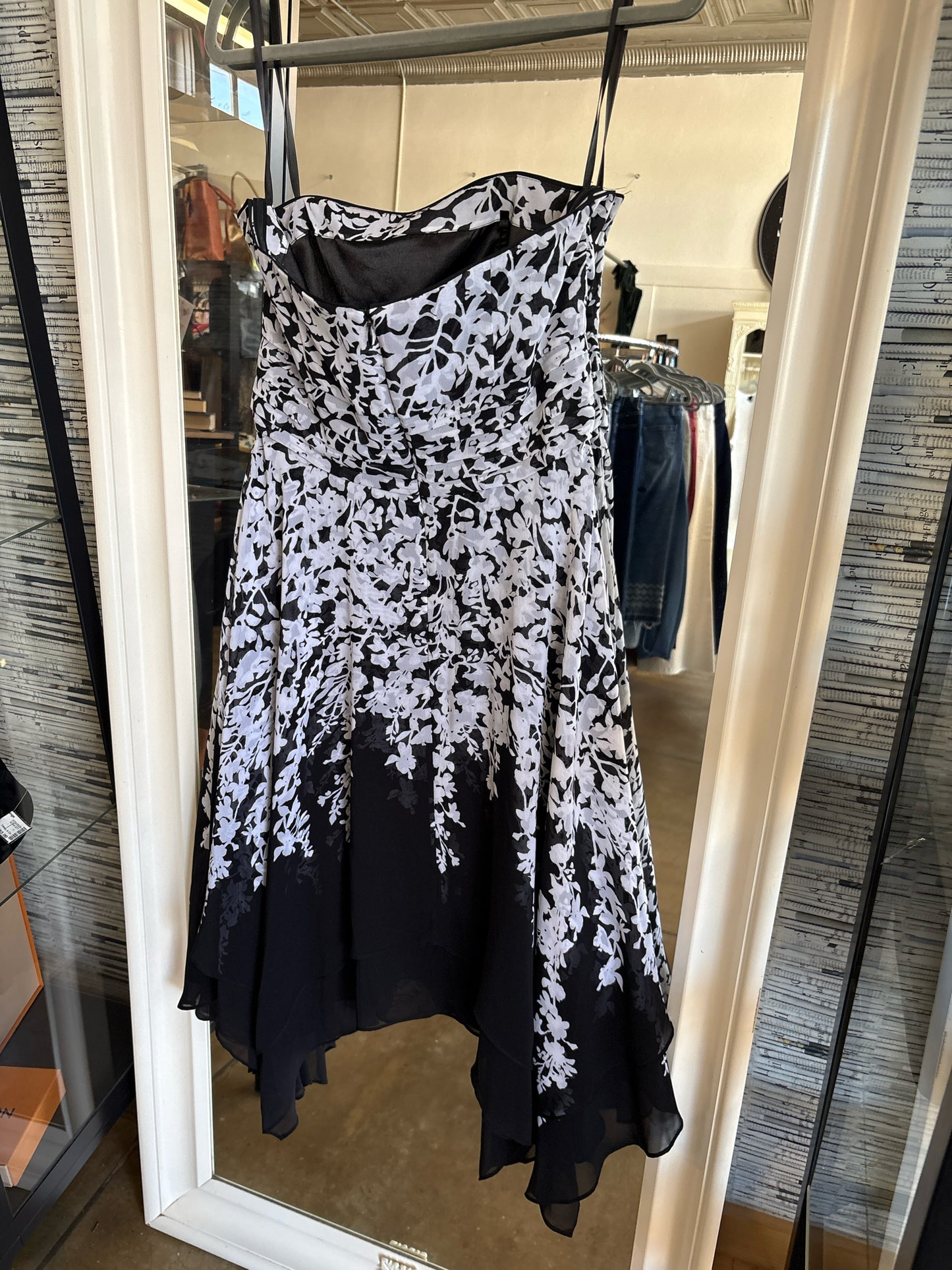 White House Black Market Size 8 Black/White Floral Dress