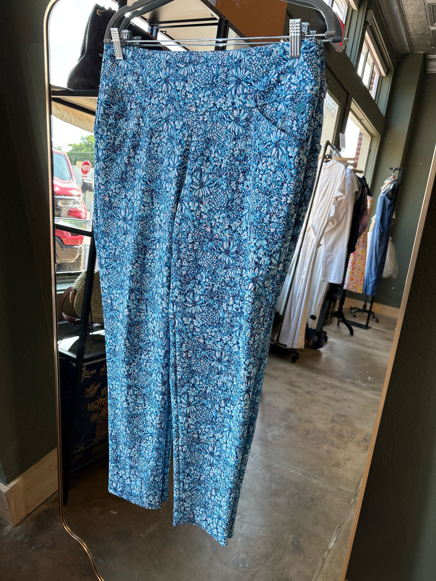 Lilly Pulitzer Size 8 blue and white Pants