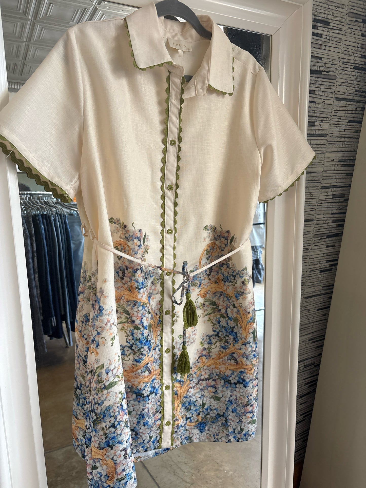 entro Size M cream print Dress