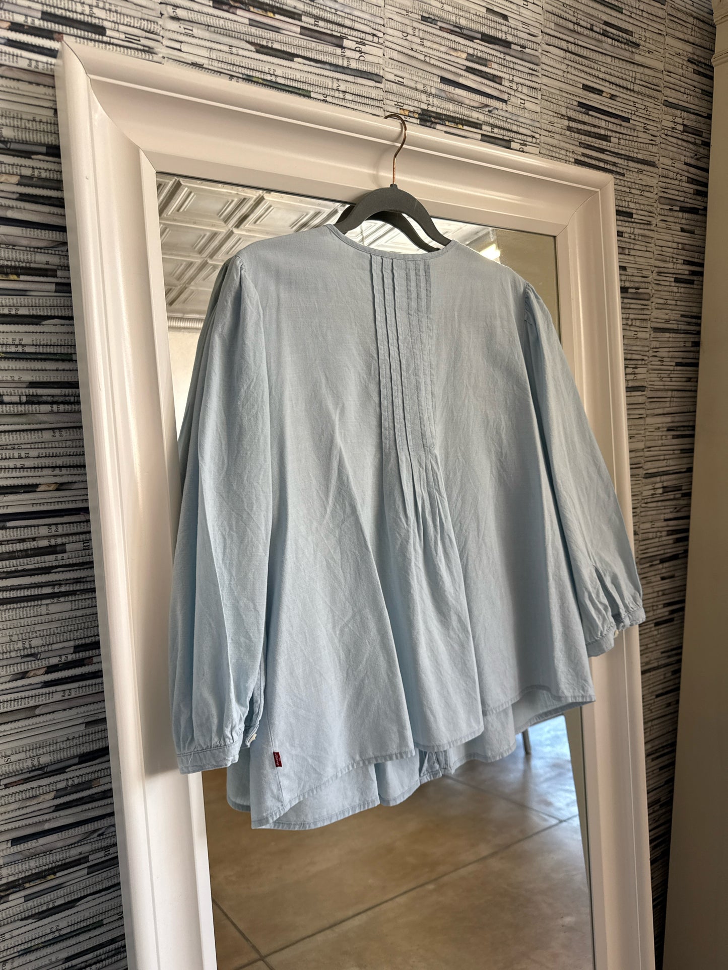Levis Size L Light Blue Top